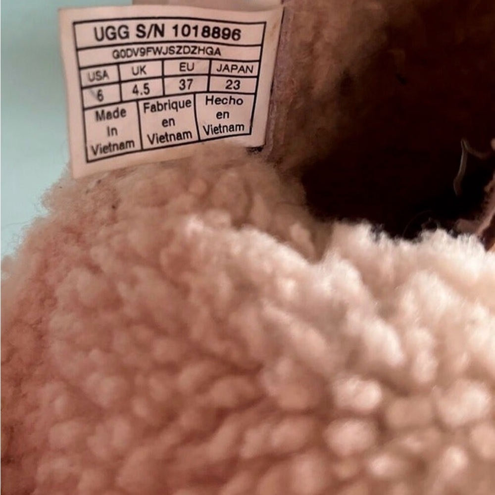 UGG Cream Shearling Lined Interior with Branded T… - image 6